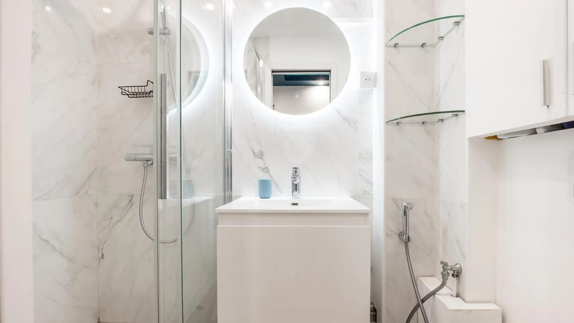 Charming Parisian Home Away From Home In The Heart Of Paříž